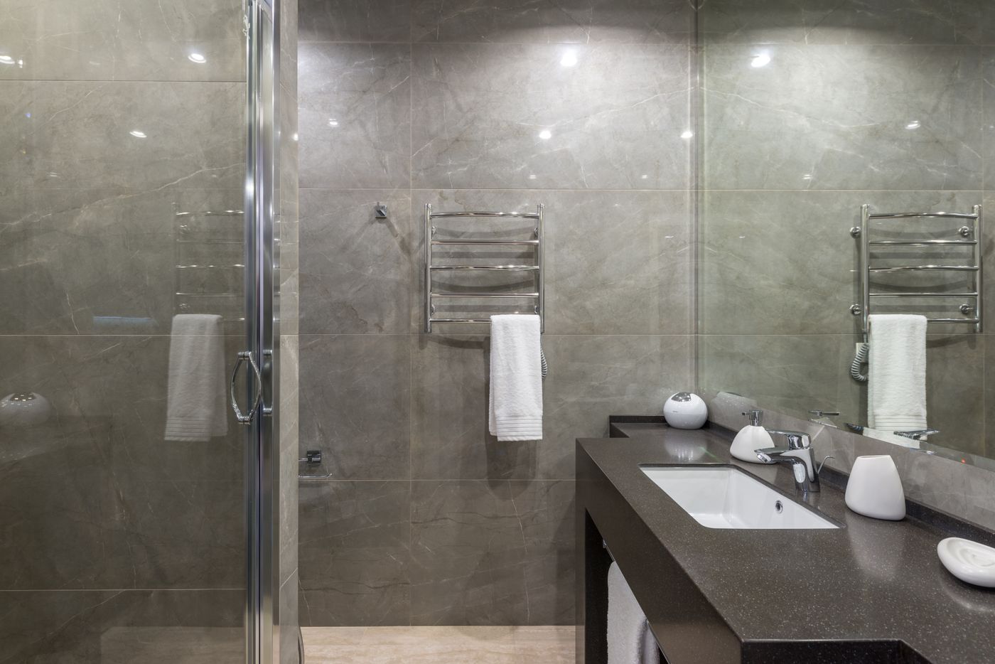 Grey marble bath, River North